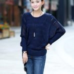 秋用のトップスを着た女性