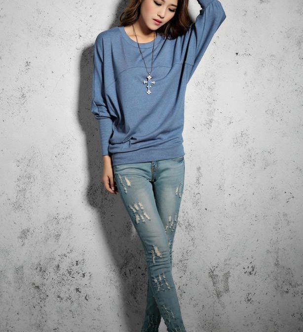 秋用のトップスを着た女性