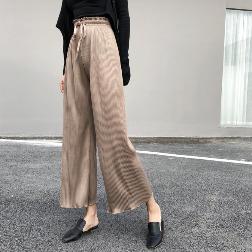 カジュアルなレディースのハイウエストワイドパンツ