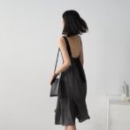 夏用レディースのノースリーブワンピースを着た女性