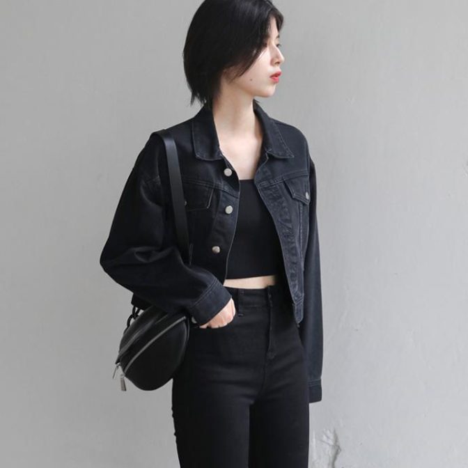 レディース秋用のデニムジャケットを着た女性
