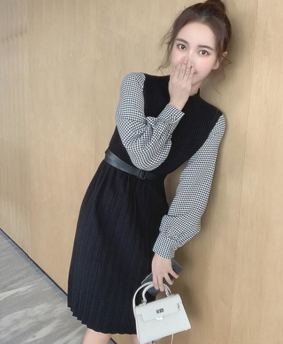 秋用のニットワンピースを着た女性