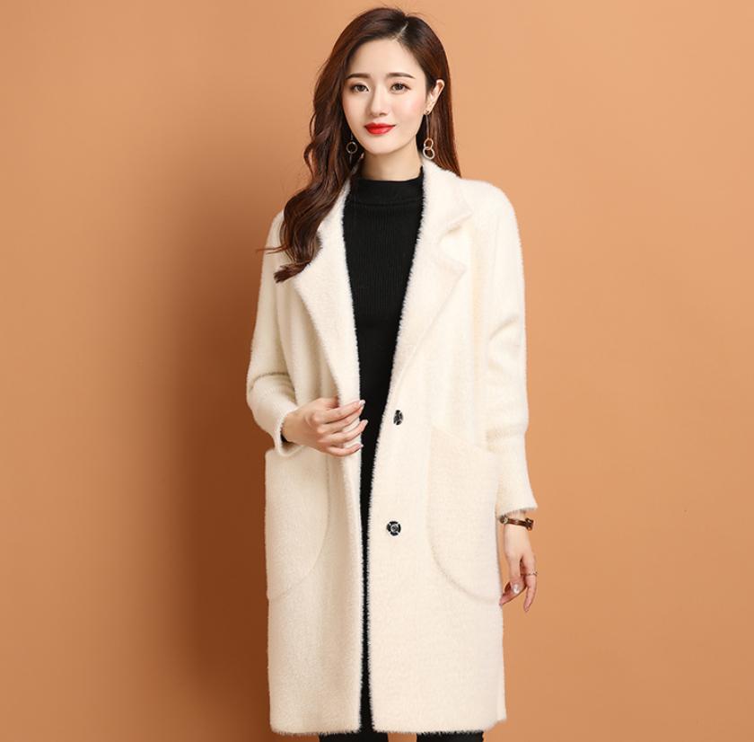 秋・冬用のコートを着た女性