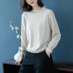 秋・冬のトップスを着た女性