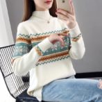 秋・冬のレディースセーターを着た女性