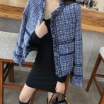 レディース秋用のジャケットを着た女性