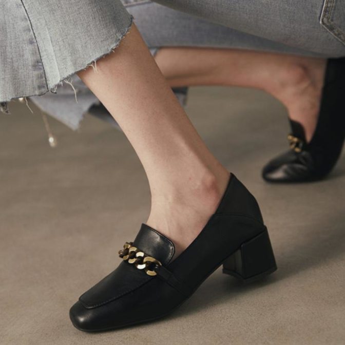 ローファーを履いた女性