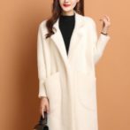 冬用のアウターを着た女性