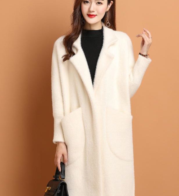 冬用のアウターを着た女性