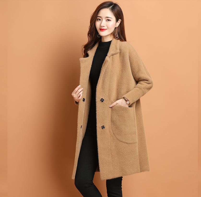 秋・冬用のコートを着た女性