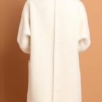 秋・冬用のコートを着た女性