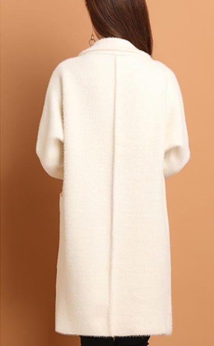 秋・冬用のコートを着た女性