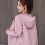 長袖のレディースパーカーを着た女性