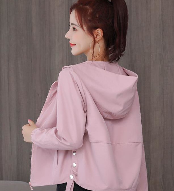 長袖のレディースパーカーを着た女性