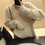 秋・冬用のセーターを着た女性