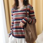 ストライプの長袖Tシャツを着た女性