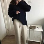 秋・冬用のセーターを着た女性