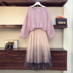 レディースセーターとフレアスカート