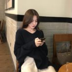 秋・冬用のセーターを着た女性