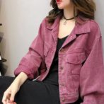 レディースのデニムジャケットを着た女性