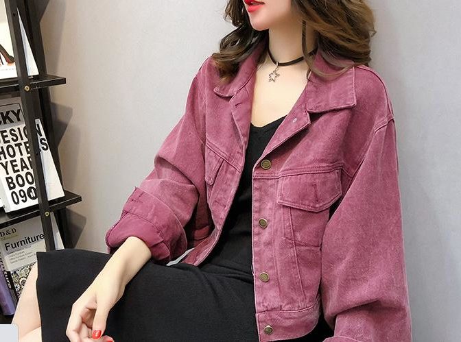 レディースのデニムジャケットを着た女性