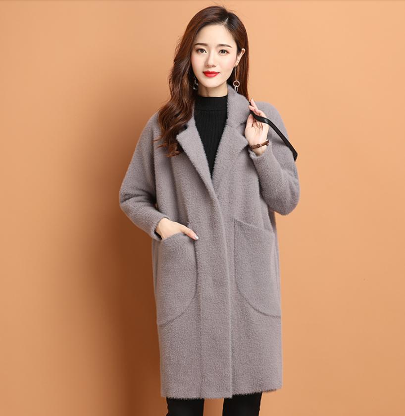 秋・冬用のコートを着た女性