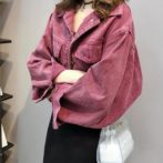 レディースのデニムジャケットを着た女性