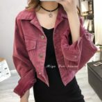 レディースのデニムジャケットを着た女性