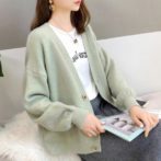 カーディガンを着た女性