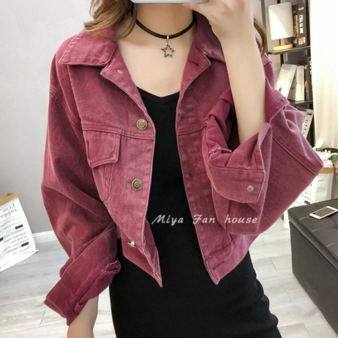 レディースのデニムジャケットを着た女性