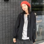 レディースMA-1を着た女性