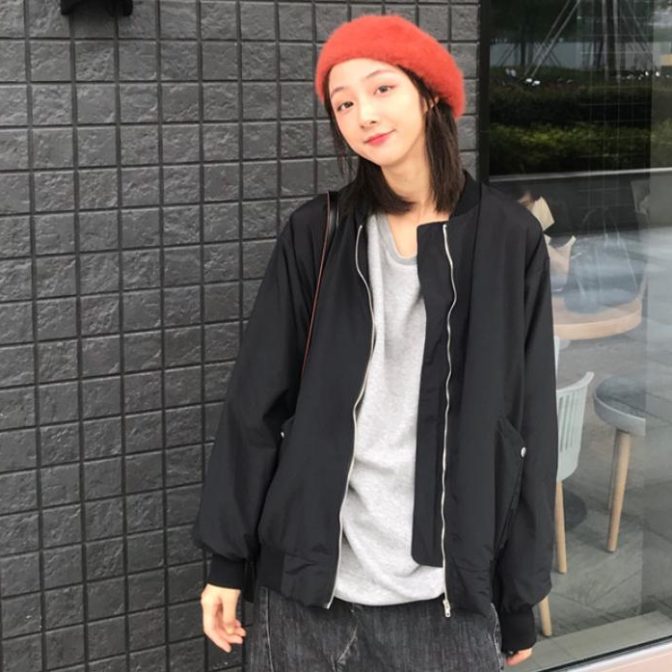 レディースMA-1を着た女性