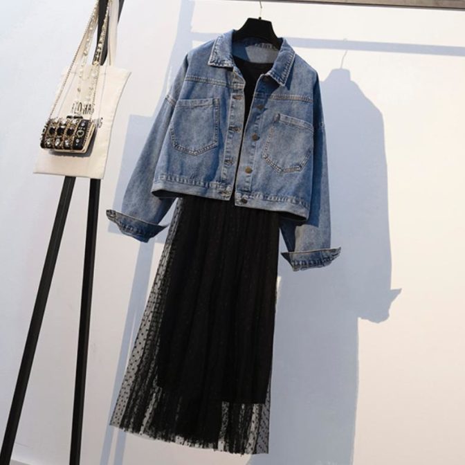 レディース秋用のデニムジャケットとワンピース
