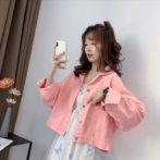 レディース秋用のデニムジャケットを着た女性
