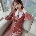 レディース秋用のワンピースを着た女性