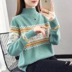 秋・冬のレディースセーターを着た女性