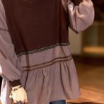 秋用のトップスを着た女性