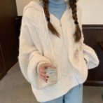 ニットカーディガンを着た女性