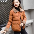 冬用のアウターを着た女性