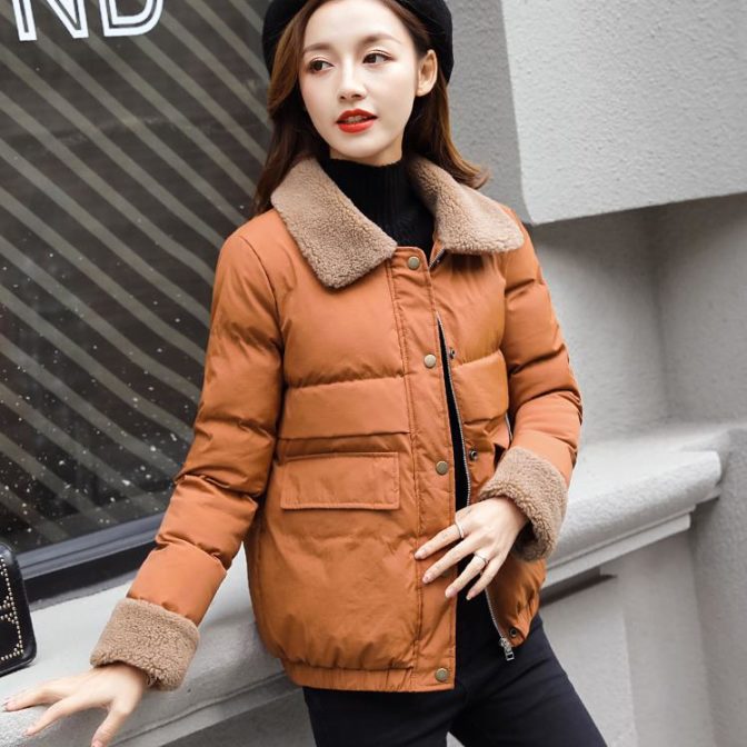 冬用のアウターを着た女性