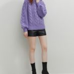 セーターを着た女性