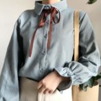 秋用の長袖シャツを着た女性