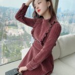 秋・冬のワンピースを着た女性