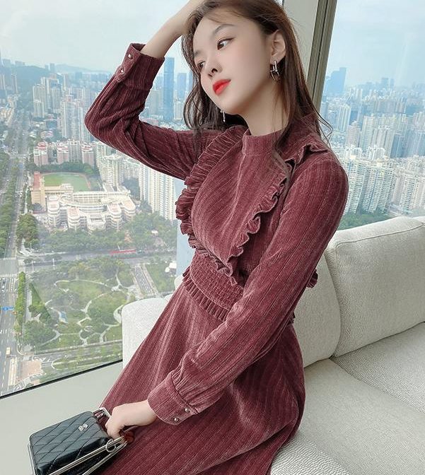 秋・冬のワンピースを着た女性