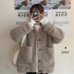 秋・冬用のアウターを着た女性