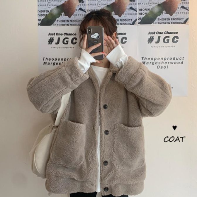 秋・冬用のアウターを着た女性