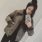 秋・冬用のアウターを着た女性
