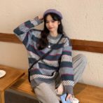 秋・冬用のセーターを着た女性