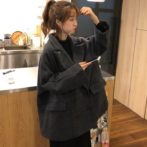 秋・冬用のコートを着た女性