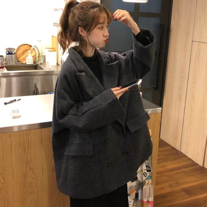 秋・冬用のコートを着た女性